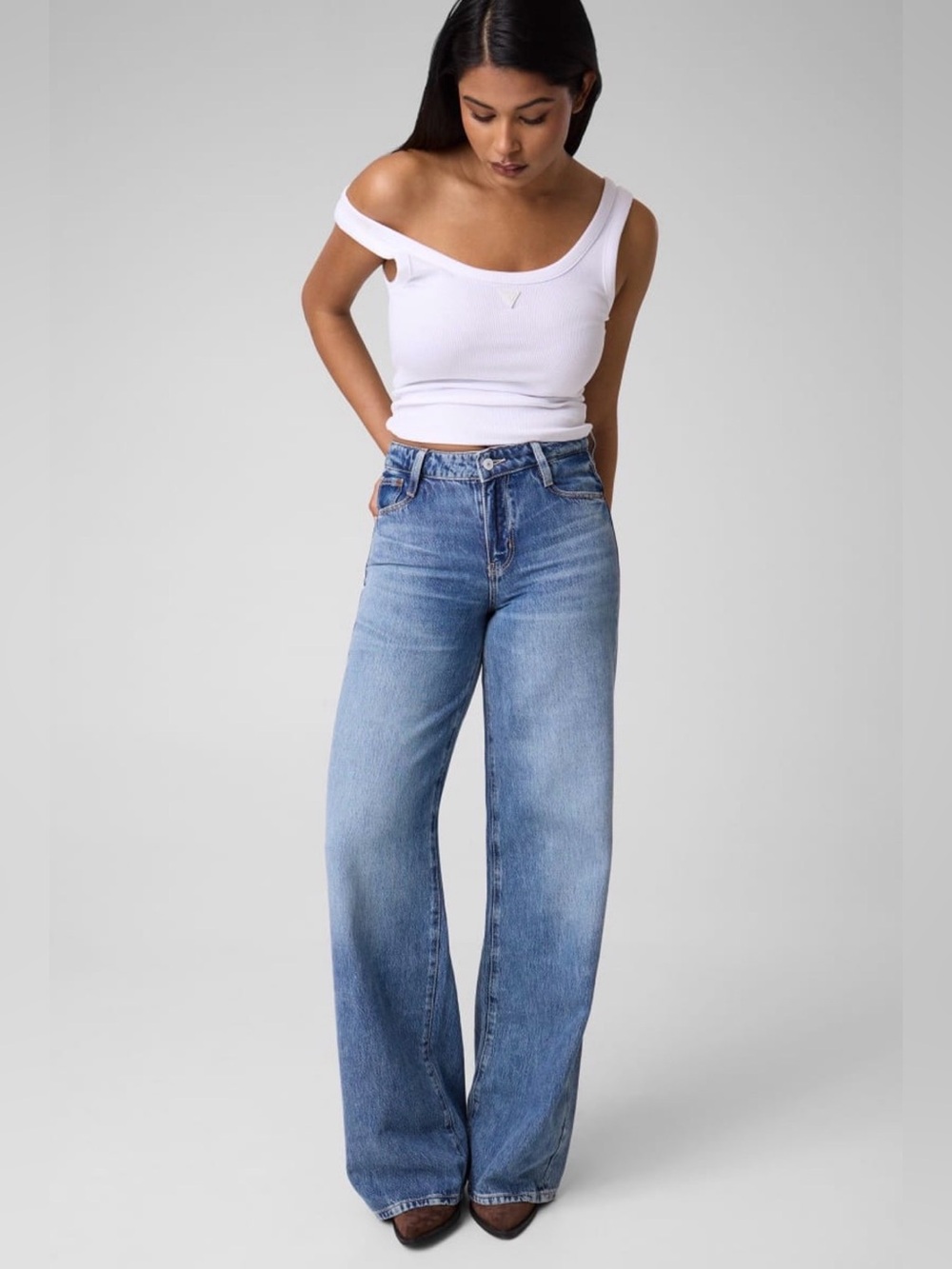 NWT GUESS Mid Rise Straight Jeans 29x30 Stretch Denim Medium Wash